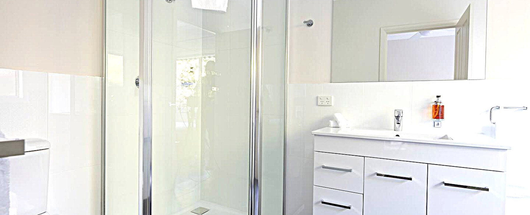 15-Bedroom-1-ensuite-shower